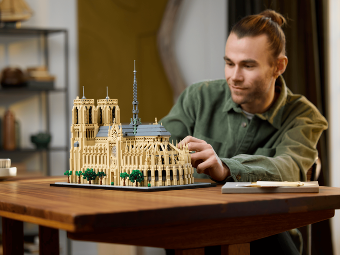 LEGO Architecture: Notre-Dame de Paris, 4383 Piezas (21061) image number 10