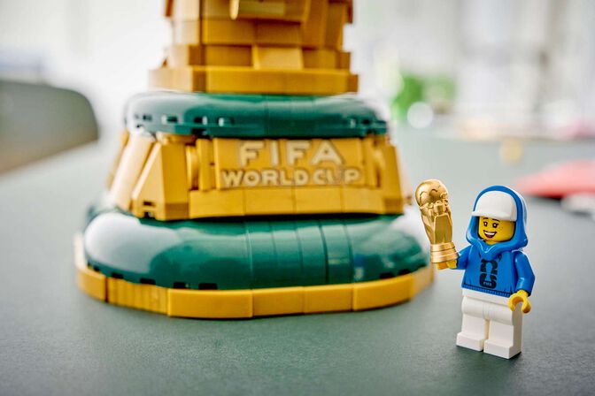 LEGO Editions: Trofeo Oficial de la Copa Mundial de la FIFA, 2842 Piezas (43020) image number 4