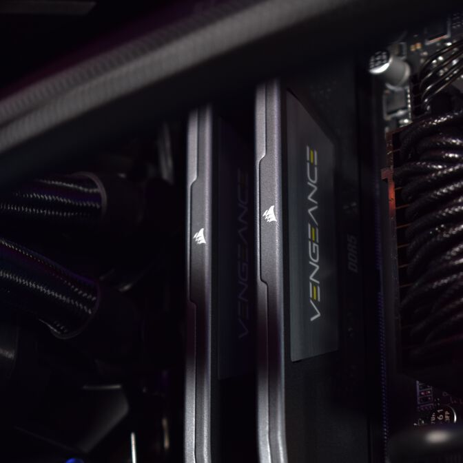 Ordenador King Mod Gamer-PC Ryzen 9 9900X 32GB DDR5 1TB RTX 5070 WiFi W11 image number 1