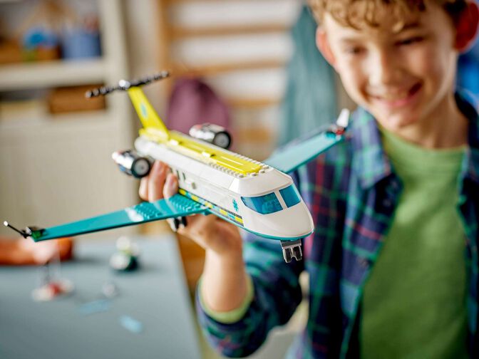 LEGO City: Avi&oacute;n de Ambulancia A&eacute;rea de Emergencia, 403 Piezas (60465) image number 5
