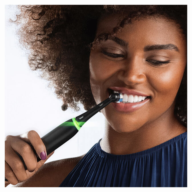 Cepillo de Dientes El&eacute;ctrico Oral-B iO Series 4 Magnetic Negro image number 4