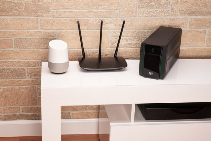 UPS APC Easy BVX 900VA 230V AVR Tomas IEC image number 2