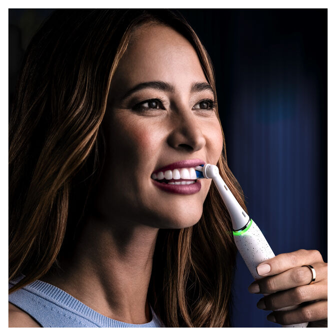 Cepillo de Dientes El&eacute;ctrico Oral-B iO Series 10 Stardust White image number 7