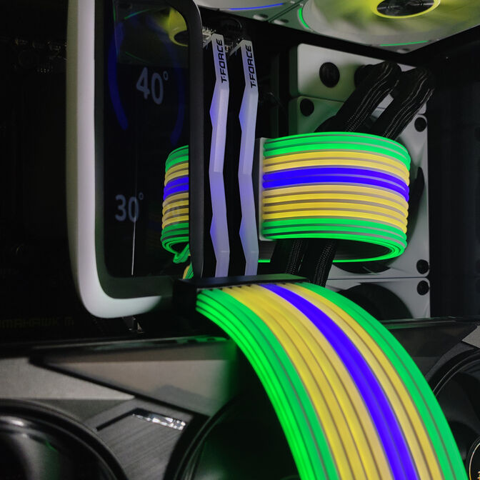 Ordenador King Mod Gamer-PC Hyte Ryzen 7 9800X3D 32GB DDR5 2TB RTX 5070 Ti WiFi W11 image number 4