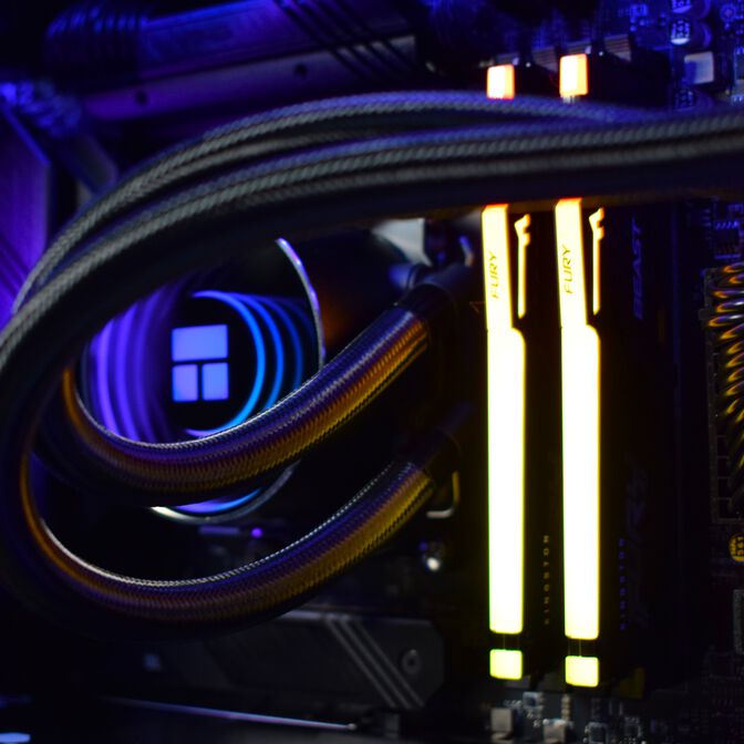 Ordenador King Mod Gamer-PC Ryzen 7 7800X3D 32GB DDR5 2TB RTX 5090 WiFi W11 image number 8